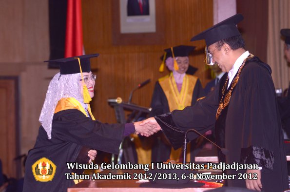 wisuda-unpad-gel-i-ta-2012_2013-fakultas-ekonomi-dan-bisnis-oleh-rektor-024