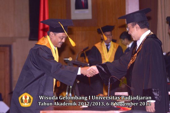 wisuda-unpad-gel-i-ta-2012_2013-fakultas-ekonomi-dan-bisnis-oleh-rektor-026