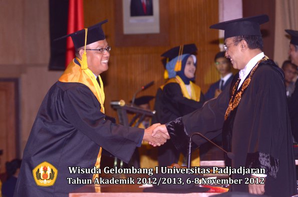 wisuda-unpad-gel-i-ta-2012_2013-fakultas-ekonomi-dan-bisnis-oleh-rektor-027