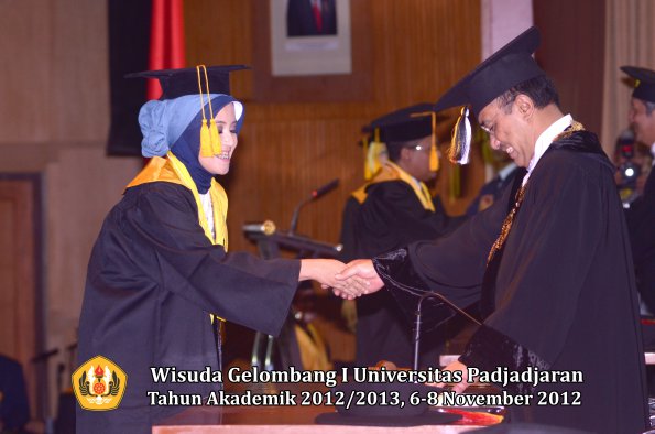 wisuda-unpad-gel-i-ta-2012_2013-fakultas-ekonomi-dan-bisnis-oleh-rektor-028