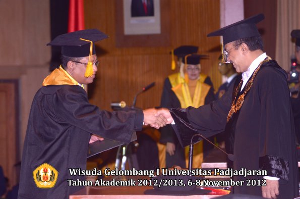 wisuda-unpad-gel-i-ta-2012_2013-fakultas-ekonomi-dan-bisnis-oleh-rektor-029