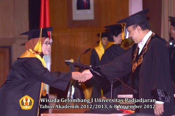 wisuda-unpad-gel-i-ta-2012_2013-fakultas-ekonomi-dan-bisnis-oleh-rektor-032