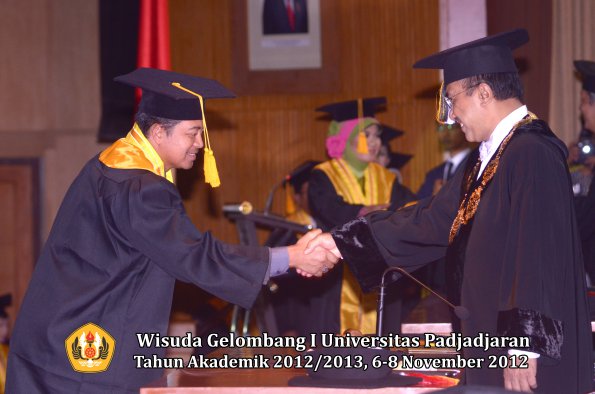 wisuda-unpad-gel-i-ta-2012_2013-fakultas-ekonomi-dan-bisnis-oleh-rektor-034