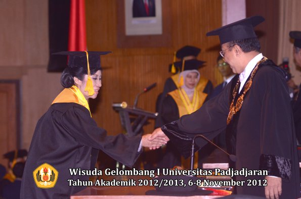 wisuda-unpad-gel-i-ta-2012_2013-fakultas-ekonomi-dan-bisnis-oleh-rektor-036