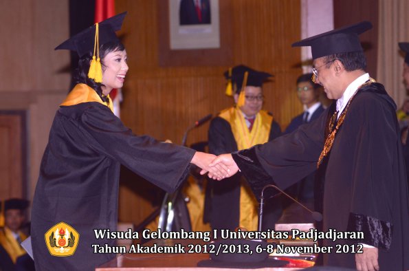 wisuda-unpad-gel-i-ta-2012_2013-fakultas-ekonomi-dan-bisnis-oleh-rektor-040