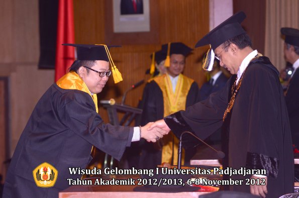 wisuda-unpad-gel-i-ta-2012_2013-fakultas-ekonomi-dan-bisnis-oleh-rektor-041