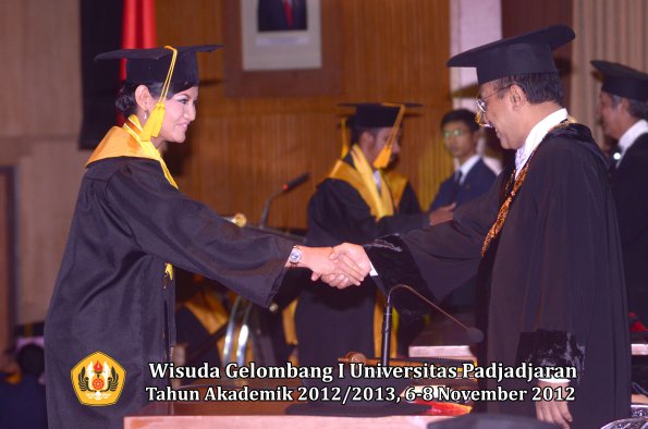 wisuda-unpad-gel-i-ta-2012_2013-fakultas-ekonomi-dan-bisnis-oleh-rektor-043