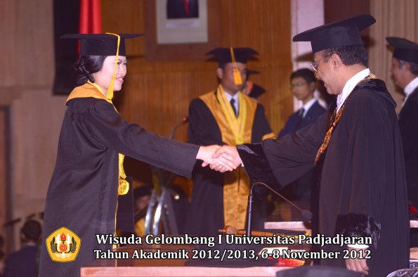 wisuda-unpad-gel-i-ta-2012_2013-fakultas-ekonomi-dan-bisnis-oleh-rektor-047