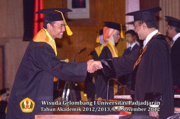 wisuda-unpad-gel-i-ta-2012_2013-fakultas-ekonomi-dan-bisnis-oleh-rektor-048