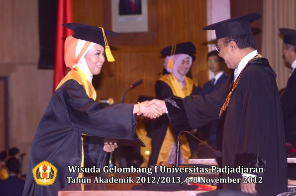 wisuda-unpad-gel-i-ta-2012_2013-fakultas-ekonomi-dan-bisnis-oleh-rektor-049