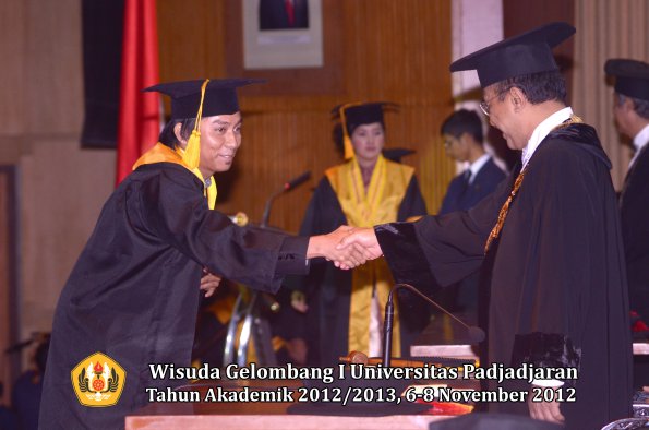 wisuda-unpad-gel-i-ta-2012_2013-fakultas-ekonomi-dan-bisnis-oleh-rektor-052