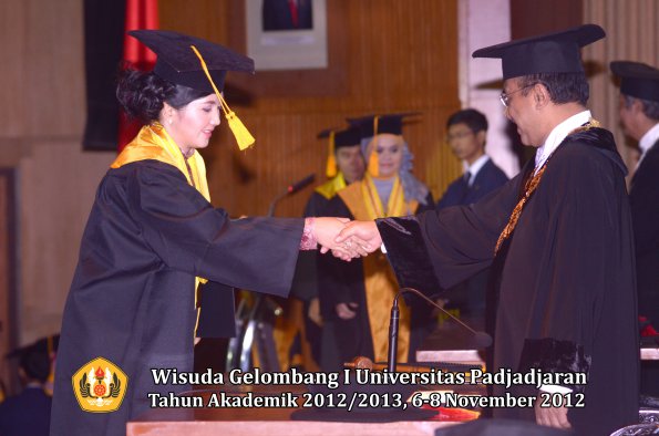 wisuda-unpad-gel-i-ta-2012_2013-fakultas-ekonomi-dan-bisnis-oleh-rektor-053