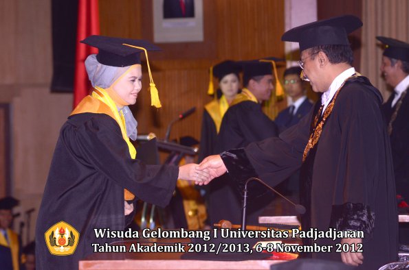 wisuda-unpad-gel-i-ta-2012_2013-fakultas-ekonomi-dan-bisnis-oleh-rektor-054