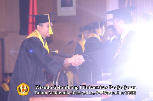 wisuda-unpad-gel-i-ta-2012_2013-fakultas-ekonomi-dan-bisnis-oleh-rektor-055