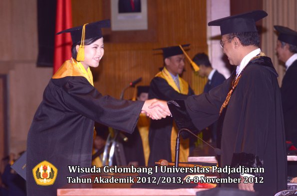 wisuda-unpad-gel-i-ta-2012_2013-fakultas-ekonomi-dan-bisnis-oleh-rektor-056