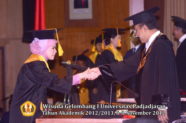 wisuda-unpad-gel-i-ta-2012_2013-fakultas-ekonomi-dan-bisnis-oleh-rektor-058