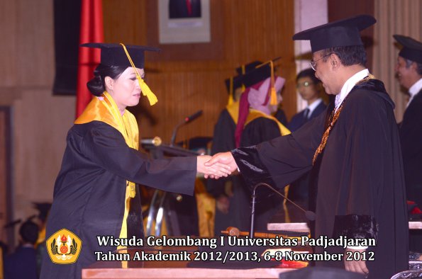 wisuda-unpad-gel-i-ta-2012_2013-fakultas-ekonomi-dan-bisnis-oleh-rektor-059