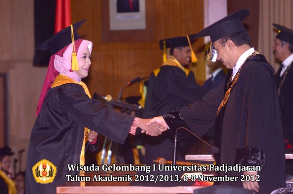 wisuda-unpad-gel-i-ta-2012_2013-fakultas-ekonomi-dan-bisnis-oleh-rektor-060