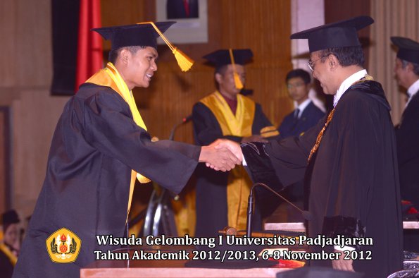 wisuda-unpad-gel-i-ta-2012_2013-fakultas-ekonomi-dan-bisnis-oleh-rektor-061