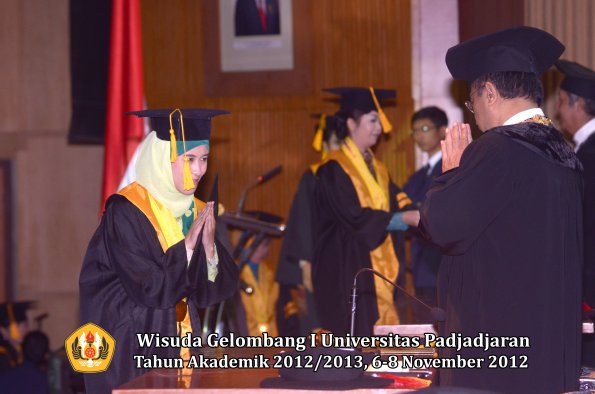 wisuda-unpad-gel-i-ta-2012_2013-fakultas-ekonomi-dan-bisnis-oleh-rektor-063