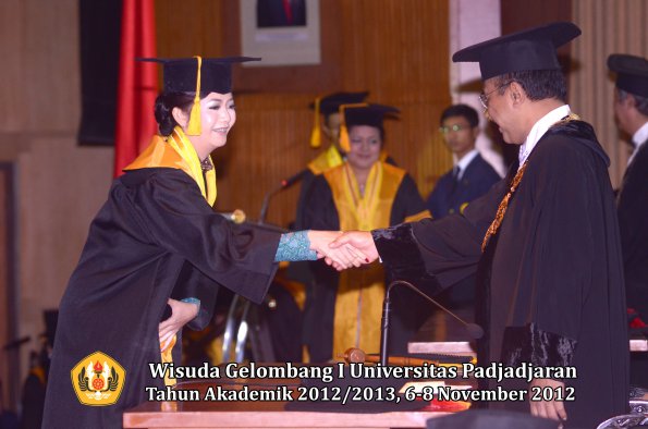 wisuda-unpad-gel-i-ta-2012_2013-fakultas-ekonomi-dan-bisnis-oleh-rektor-064