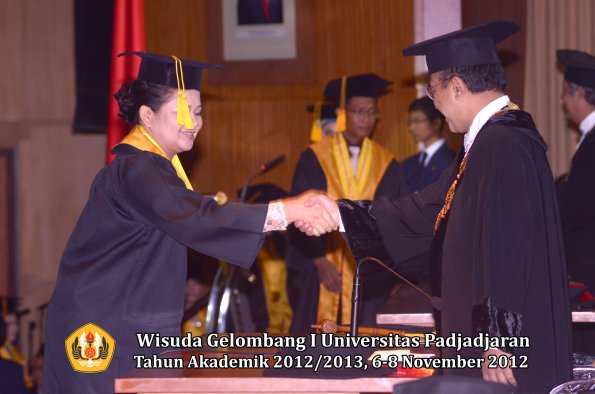 wisuda-unpad-gel-i-ta-2012_2013-fakultas-ekonomi-dan-bisnis-oleh-rektor-065