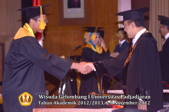 wisuda-unpad-gel-i-ta-2012_2013-fakultas-ekonomi-dan-bisnis-oleh-rektor-066