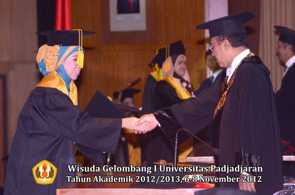 wisuda-unpad-gel-i-ta-2012_2013-fakultas-ekonomi-dan-bisnis-oleh-rektor-067