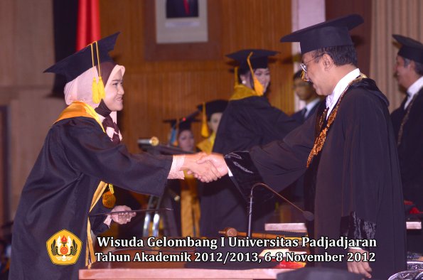 wisuda-unpad-gel-i-ta-2012_2013-fakultas-ekonomi-dan-bisnis-oleh-rektor-068