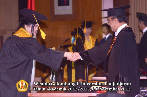 wisuda-unpad-gel-i-ta-2012_2013-fakultas-ekonomi-dan-bisnis-oleh-rektor-069