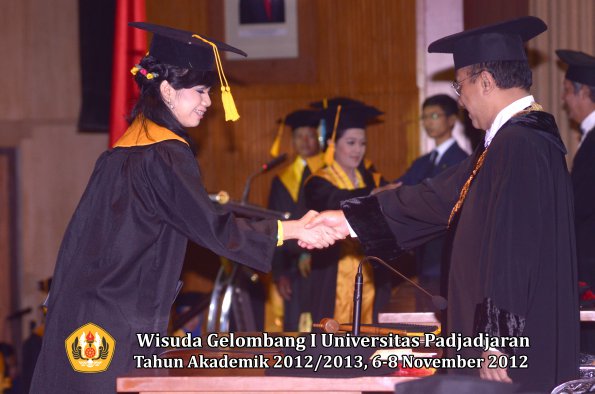 wisuda-unpad-gel-i-ta-2012_2013-fakultas-ekonomi-dan-bisnis-oleh-rektor-070