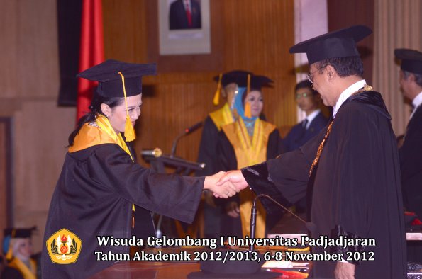 wisuda-unpad-gel-i-ta-2012_2013-fakultas-ekonomi-dan-bisnis-oleh-rektor-071