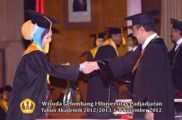 wisuda-unpad-gel-i-ta-2012_2013-fakultas-ekonomi-dan-bisnis-oleh-rektor-072