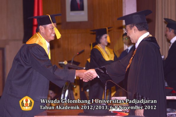 wisuda-unpad-gel-i-ta-2012_2013-fakultas-ekonomi-dan-bisnis-oleh-rektor-073