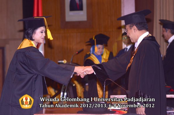 wisuda-unpad-gel-i-ta-2012_2013-fakultas-ekonomi-dan-bisnis-oleh-rektor-074