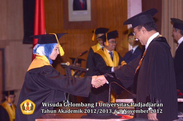 wisuda-unpad-gel-i-ta-2012_2013-fakultas-ekonomi-dan-bisnis-oleh-rektor-075