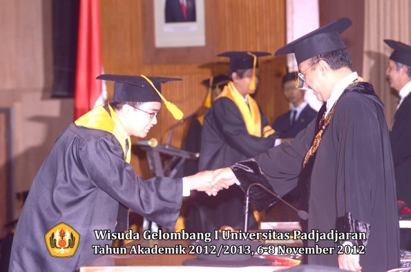 wisuda-unpad-gel-i-ta-2012_2013-fakultas-ekonomi-dan-bisnis-oleh-rektor-076