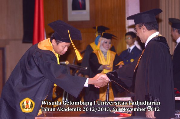 wisuda-unpad-gel-i-ta-2012_2013-fakultas-ekonomi-dan-bisnis-oleh-rektor-077