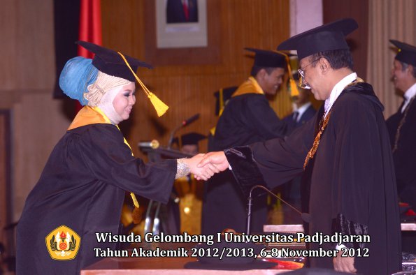 wisuda-unpad-gel-i-ta-2012_2013-fakultas-ekonomi-dan-bisnis-oleh-rektor-078