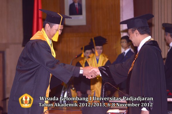 wisuda-unpad-gel-i-ta-2012_2013-fakultas-ekonomi-dan-bisnis-oleh-rektor-079