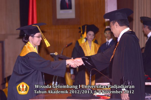 wisuda-unpad-gel-i-ta-2012_2013-fakultas-ekonomi-dan-bisnis-oleh-rektor-080