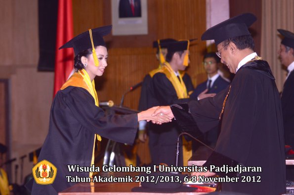 wisuda-unpad-gel-i-ta-2012_2013-fakultas-ekonomi-dan-bisnis-oleh-rektor-081