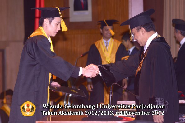 wisuda-unpad-gel-i-ta-2012_2013-fakultas-ekonomi-dan-bisnis-oleh-rektor-082