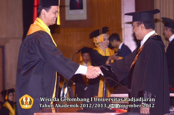 wisuda-unpad-gel-i-ta-2012_2013-fakultas-ekonomi-dan-bisnis-oleh-rektor-083