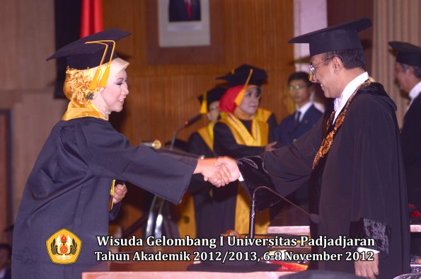 wisuda-unpad-gel-i-ta-2012_2013-fakultas-ekonomi-dan-bisnis-oleh-rektor-084