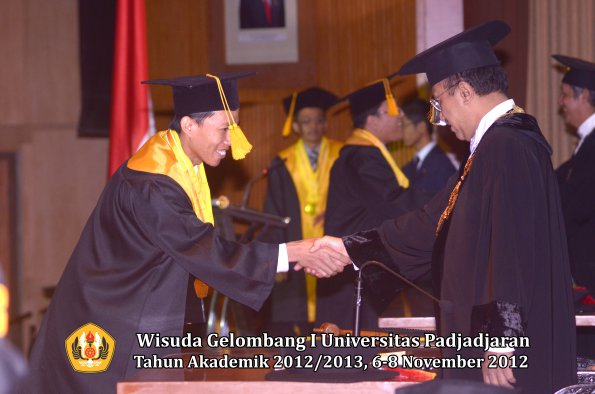 wisuda-unpad-gel-i-ta-2012_2013-fakultas-ekonomi-dan-bisnis-oleh-rektor-086