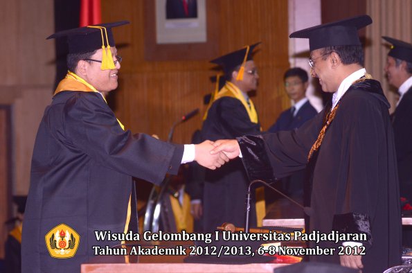 wisuda-unpad-gel-i-ta-2012_2013-fakultas-ekonomi-dan-bisnis-oleh-rektor-087