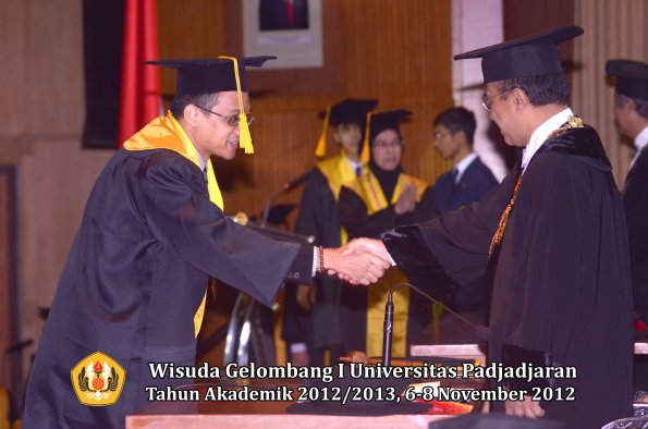 wisuda-unpad-gel-i-ta-2012_2013-fakultas-ekonomi-dan-bisnis-oleh-rektor-088