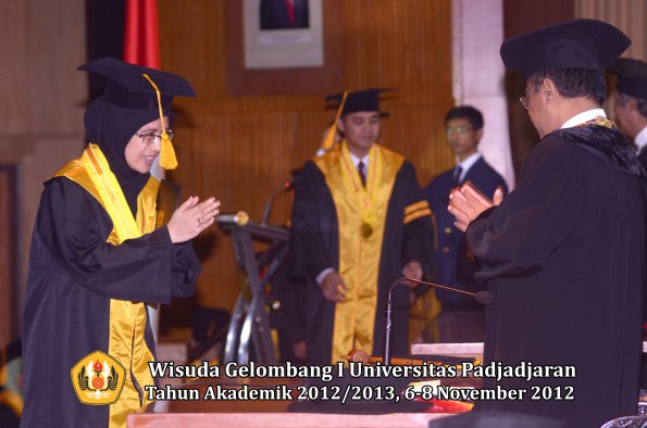 wisuda-unpad-gel-i-ta-2012_2013-fakultas-ekonomi-dan-bisnis-oleh-rektor-089