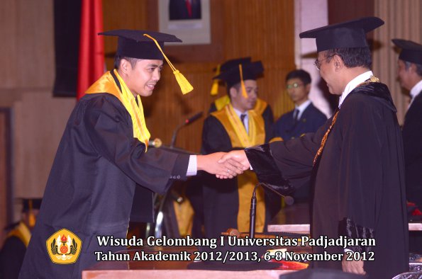 wisuda-unpad-gel-i-ta-2012_2013-fakultas-ekonomi-dan-bisnis-oleh-rektor-090